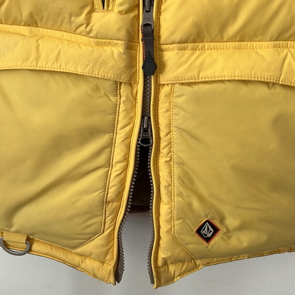 Women’s Volcom Snowboarding Vest - Picture 12 of 12